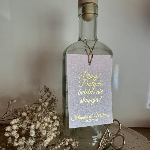 Zawieszki na alkohol weselny z papieru różowego ze złotym sznureczkiem