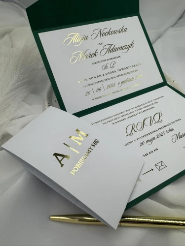 Personalizowane zaproszenie ślubne folderowe butelkowa zieleń - widok na opaskę