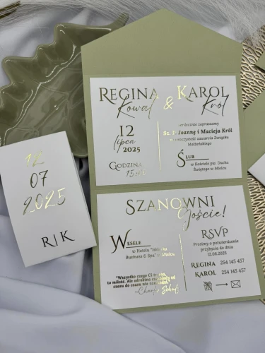 Otwarty folder zaproszenia ślubnego KIWI – personalizowany tekst na białym papierze
