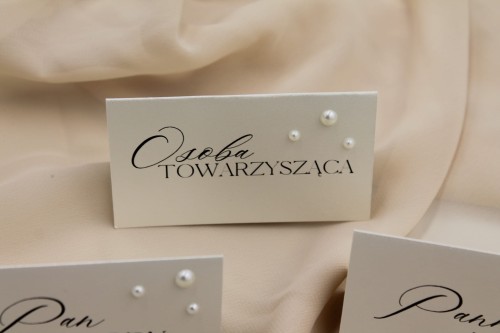 Zbliżenie na ręcznie przymocowaną perełkę