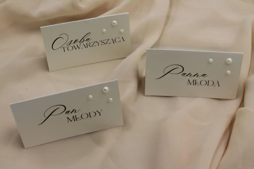 Eleganckie winietki ślubne perłowe z perełkami przy nakryciu