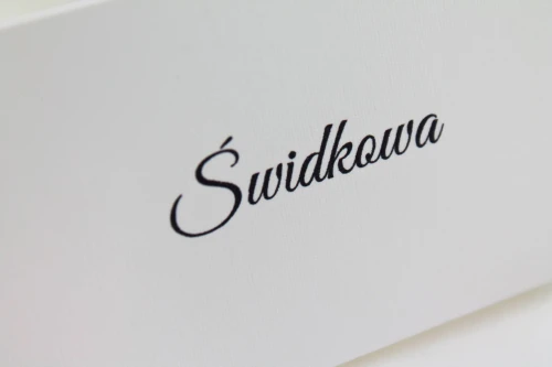 Zbliżenie winietki – elegancki biały papier i personalizacja