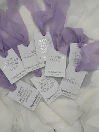 personalizowana zawieszka na butelkę z imionami i datą – Rękodzieła by Blonde