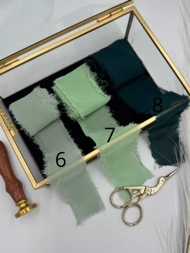 Wybór koloru kokardy szyfonowej – dodatki do winietek weselnych handmade