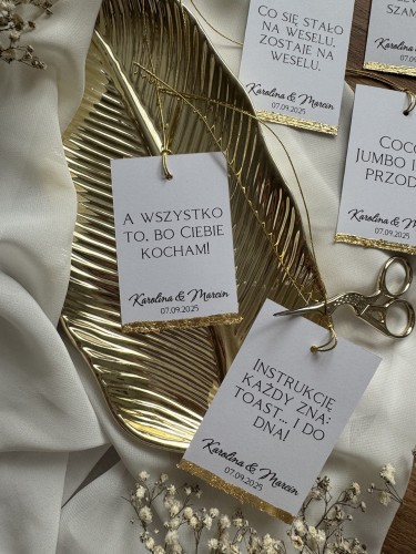 Widok z góry na zawieszki na alkohol weselny złocone ręcznie personalizowane