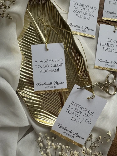 Widok z góry na zawieszki na alkohol weselny złocone ręcznie personalizowane