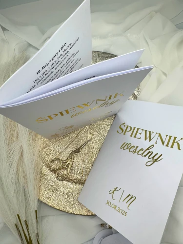 Śpiewnik weselny na stół – elegancki biały z grafiką Pary Młodej