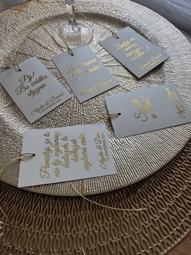 Zawieszki na alkohol weselny z papieru perłowego ze złotym sznureczkiem – widok kilku sztuk
