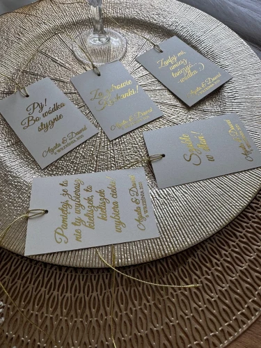 Zawieszki na alkohol weselny z papieru perłowego ze złotym sznureczkiem – widok kilku sztuk