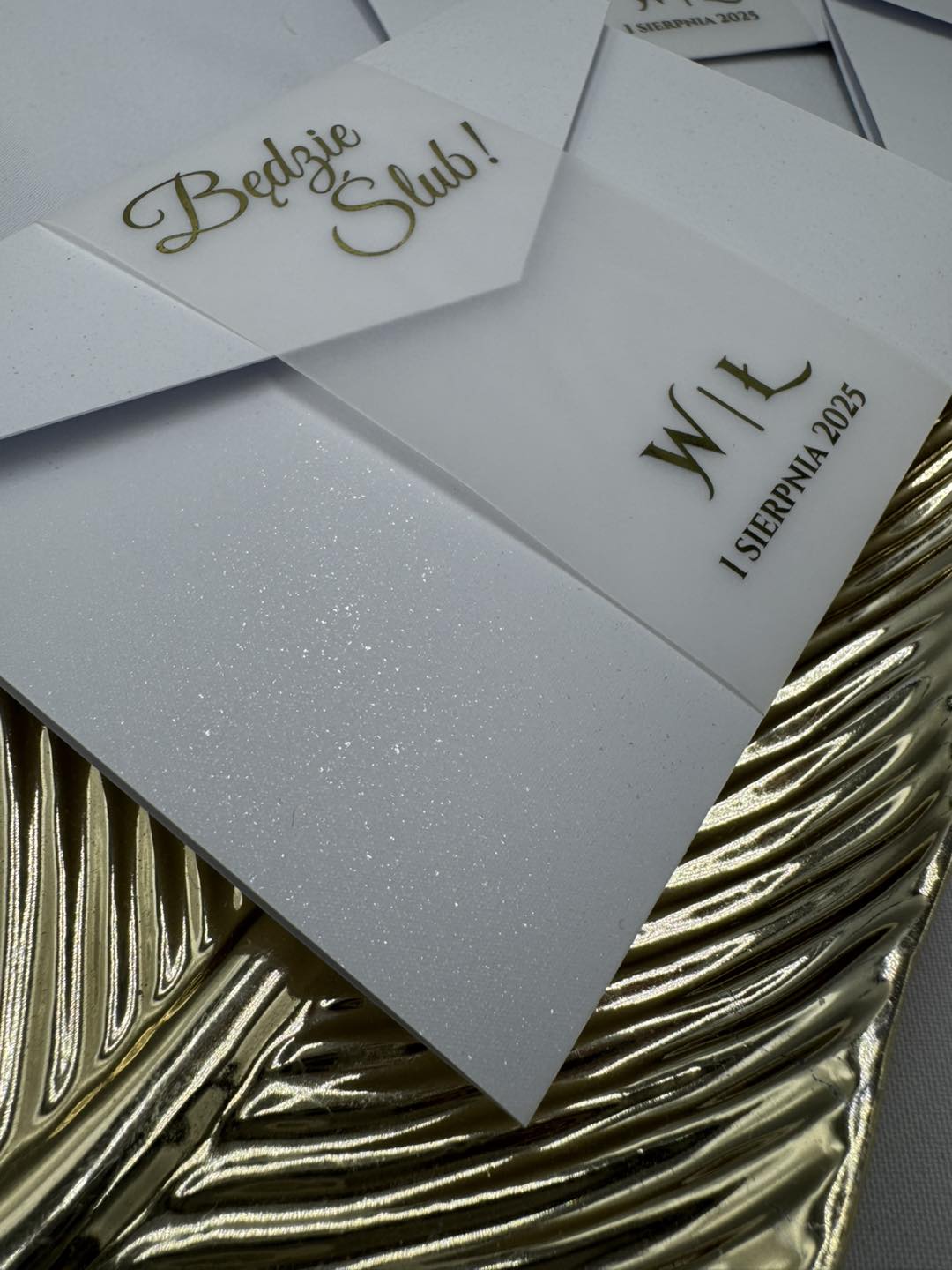 Zaproszenie ślubne folderowe Klasyczna Biel z opaską z kalki i złoceniem