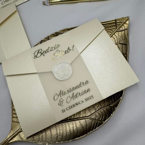 Zaproszenie ślubne folderowe Perłowe z opaską i złoceniem