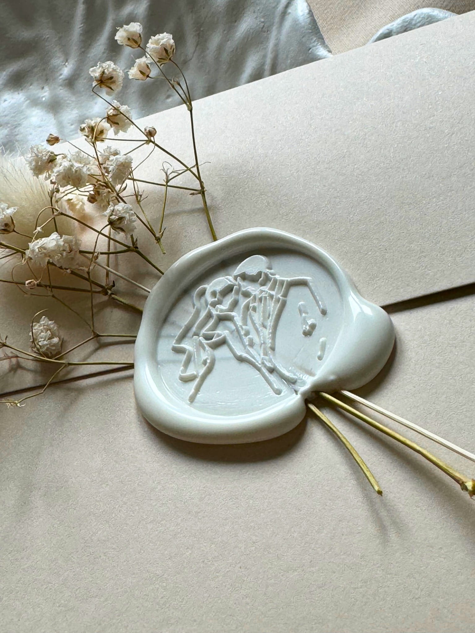 Zaproszenie ślubne z gipsówką i lakową pieczęcią