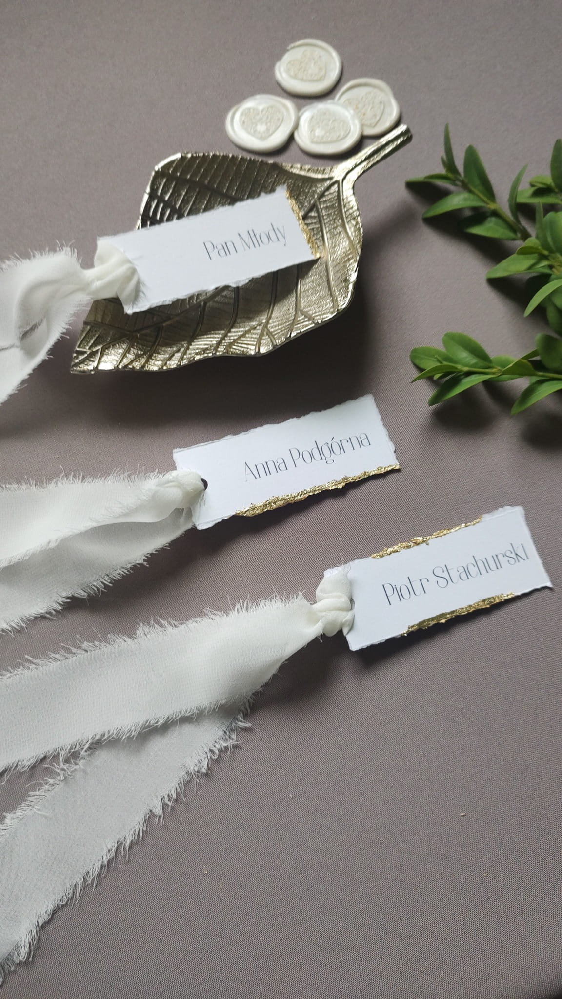 Winietki ślubne z szyfonową wstążką i ręcznym złoceniem