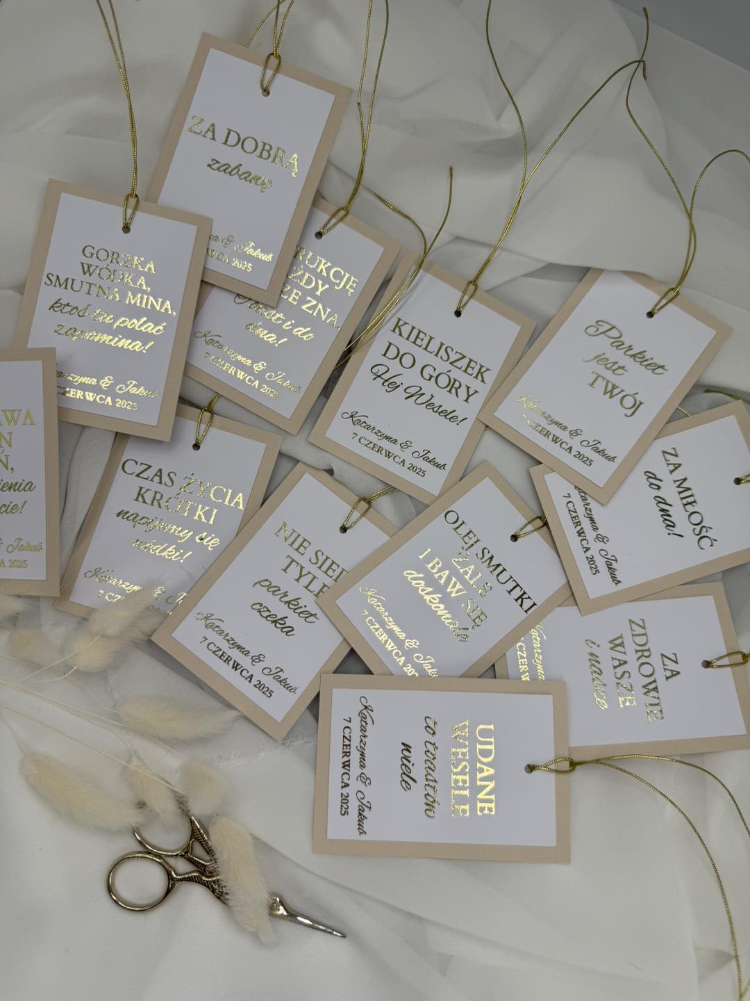 Zawieszki weselne z cytatami i złotym sznurkiem