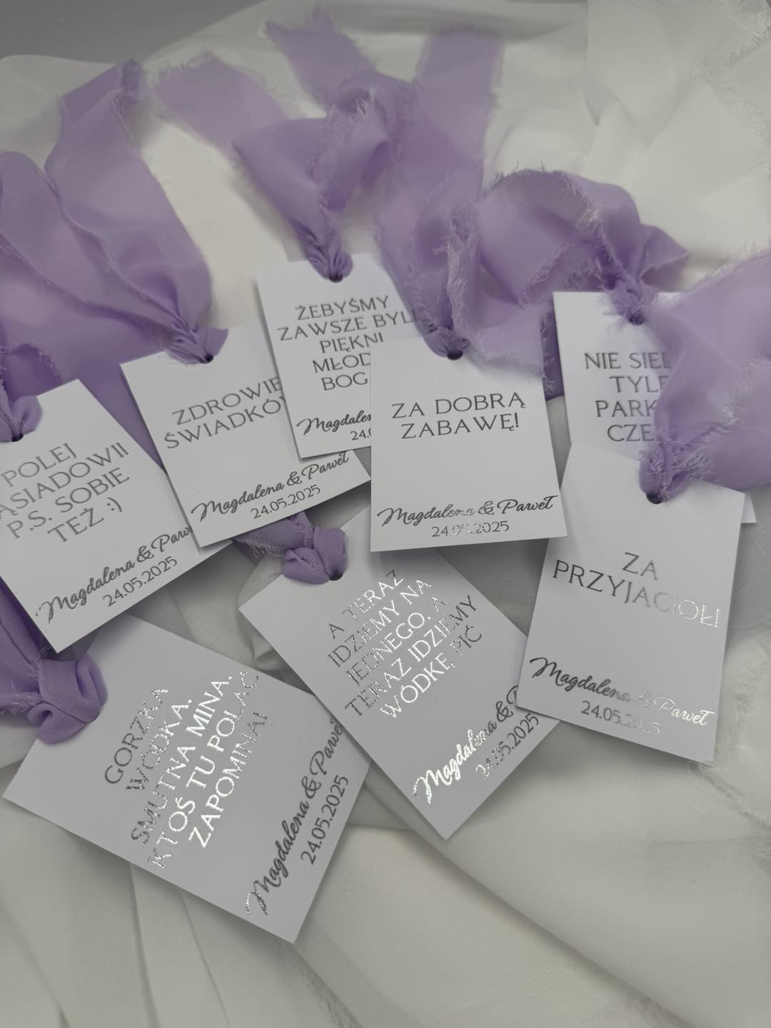 Ręcznie pozłacane zawieszki na butelki weselne z cytatem