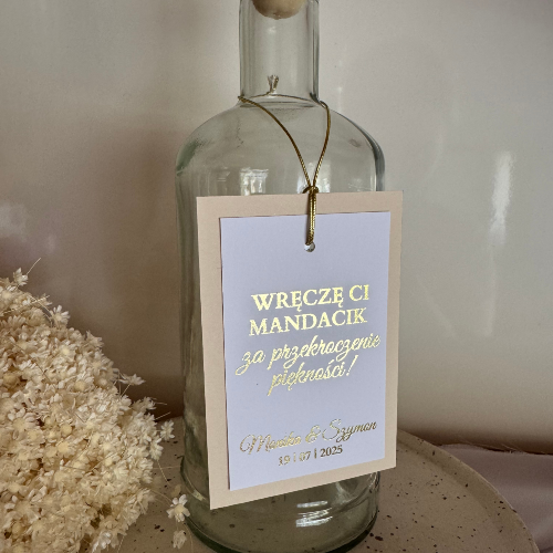 Beżowe zawieszki ślubne na butelki z imionami i złotym sznurkiem