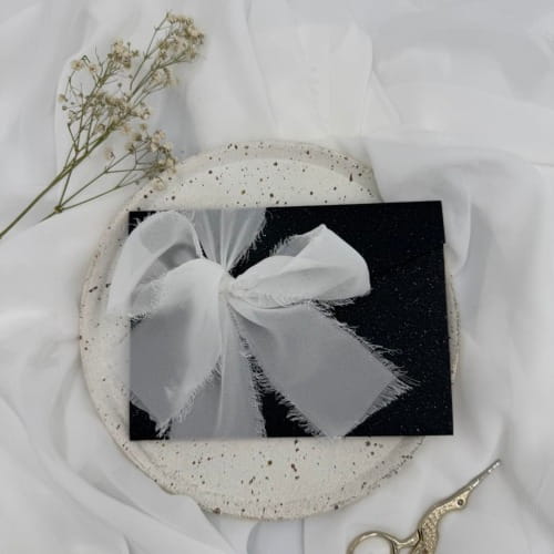 Folderowe zaproszenie ślubne z białą wstążką