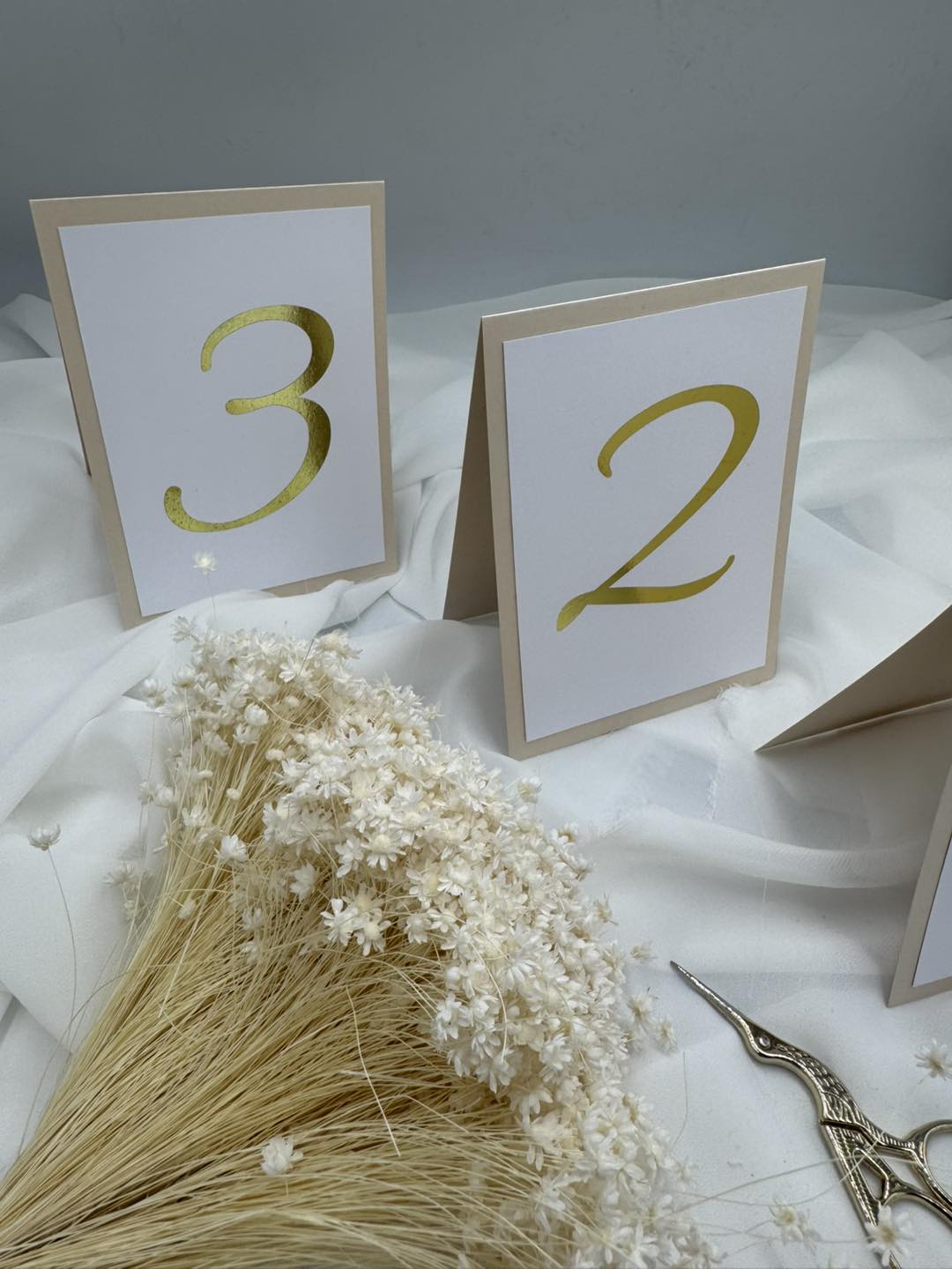 Numery na stoły weselne A6 beżowo-złote