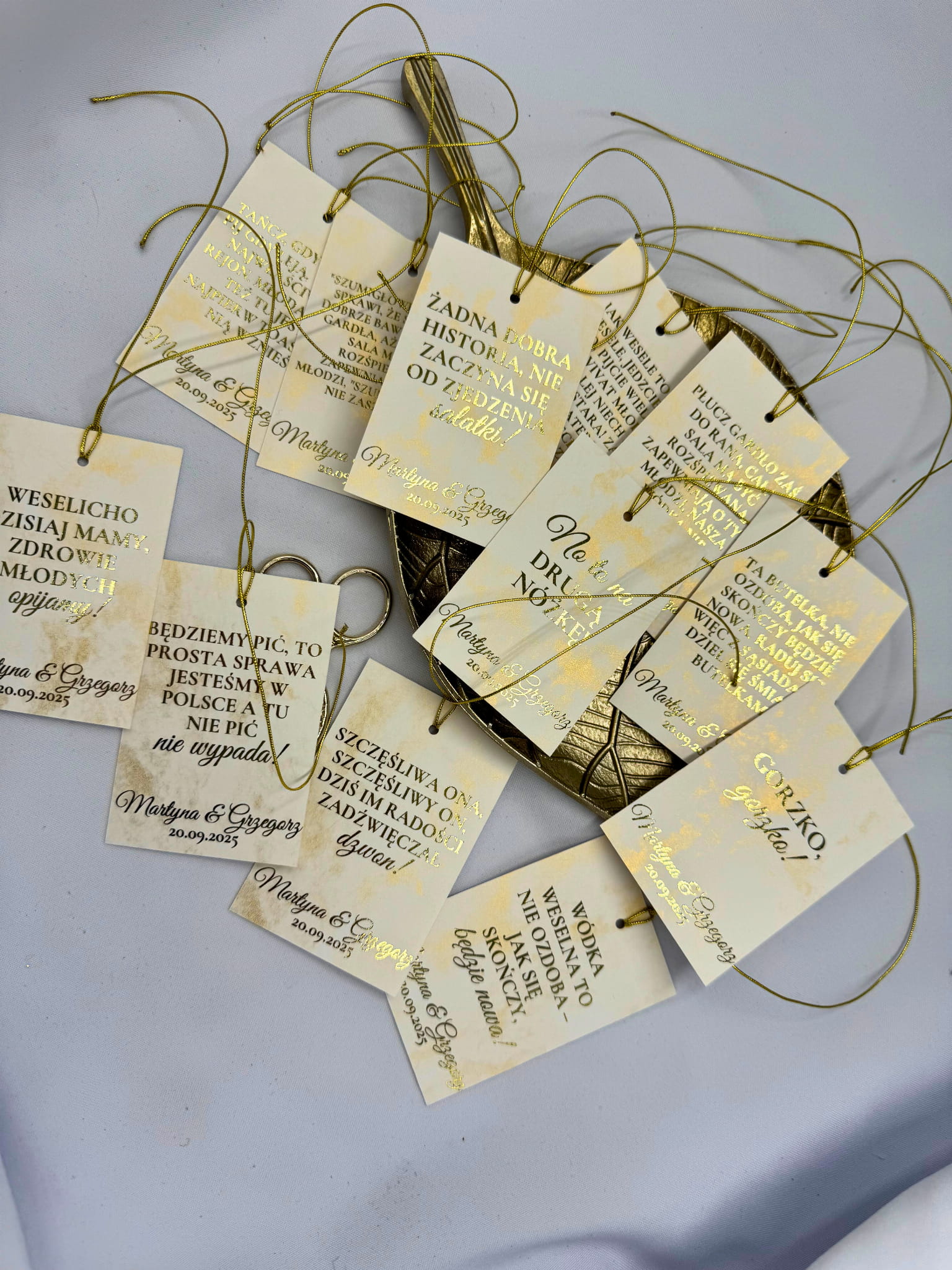 Zawieszki na alkohol ślubny ze złotym cytatem