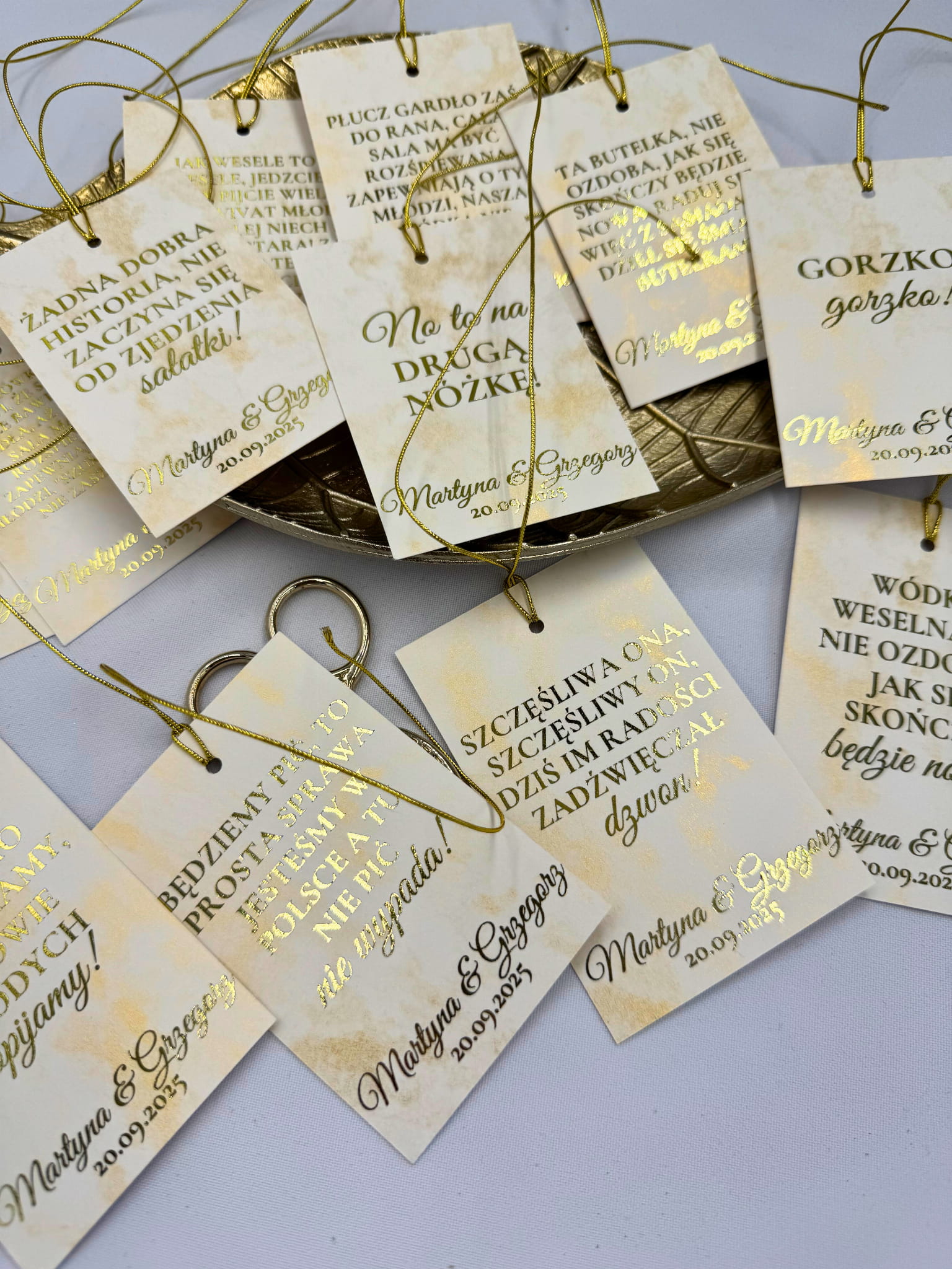 Personalizowane zawieszki na alkohol z imionami i datą