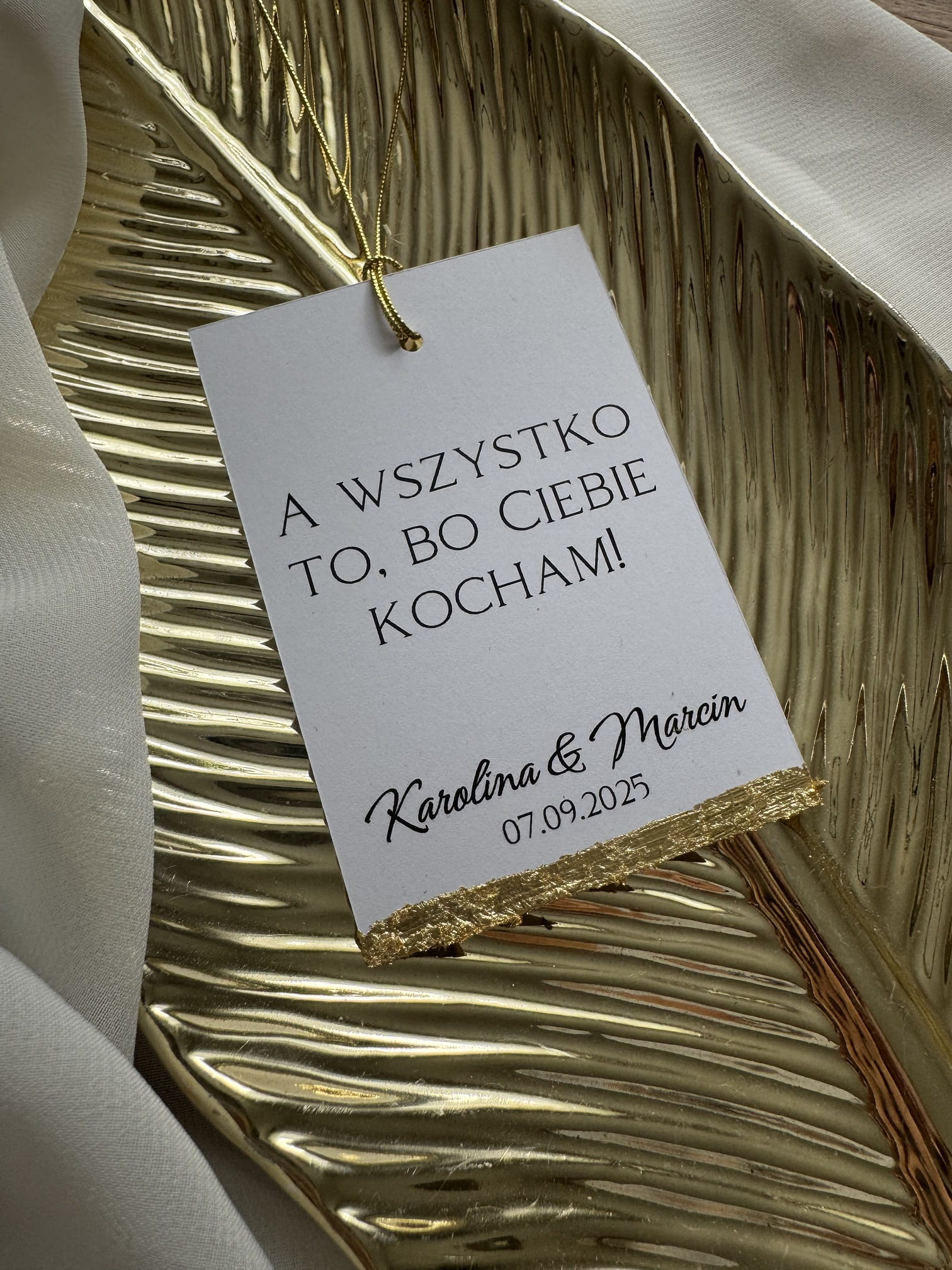 Eleganckie zawieszki weselne na butelki z imionami i datą