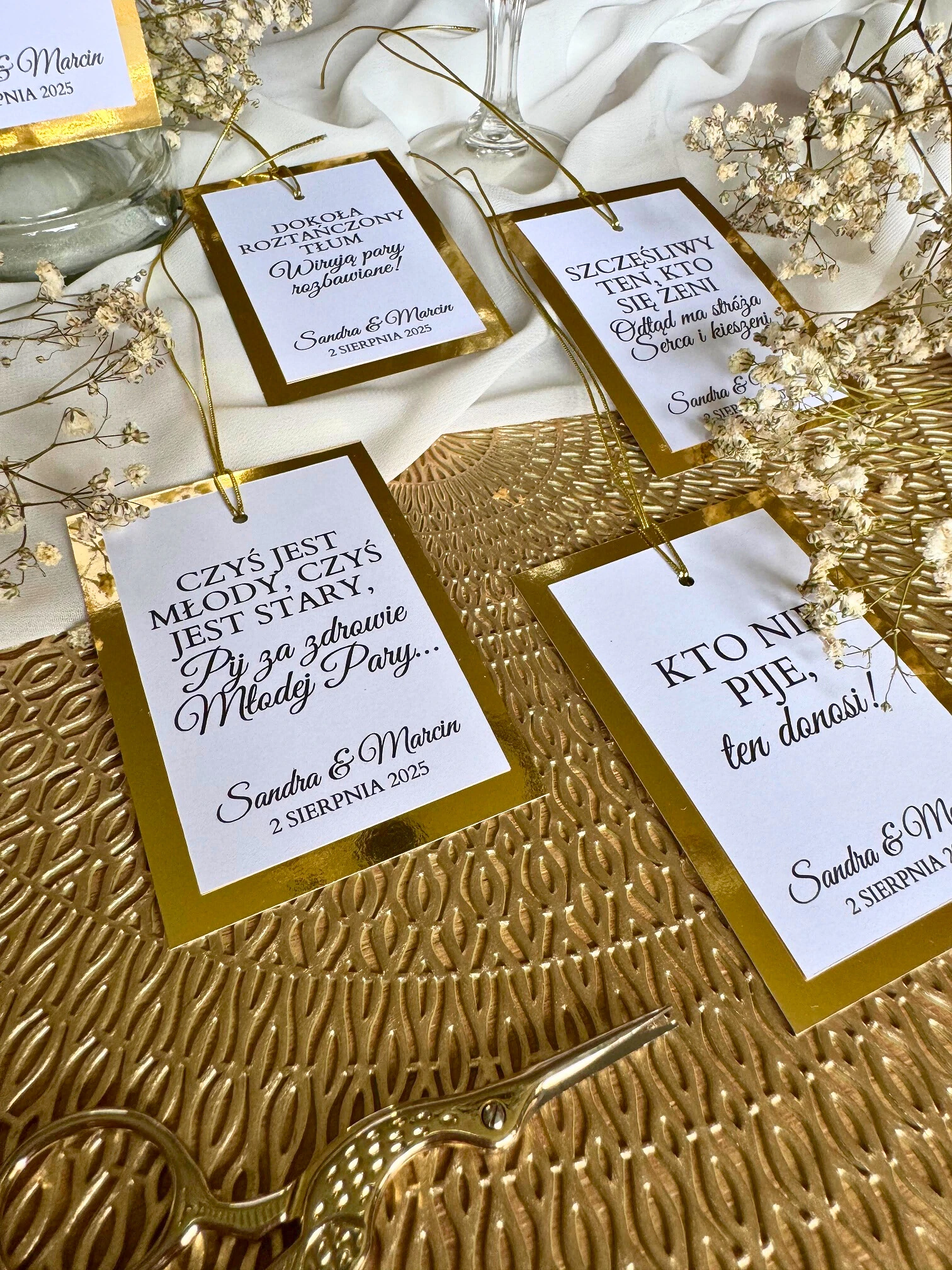 Personalizowane zawieszki weselne ze złotym sznurkiem