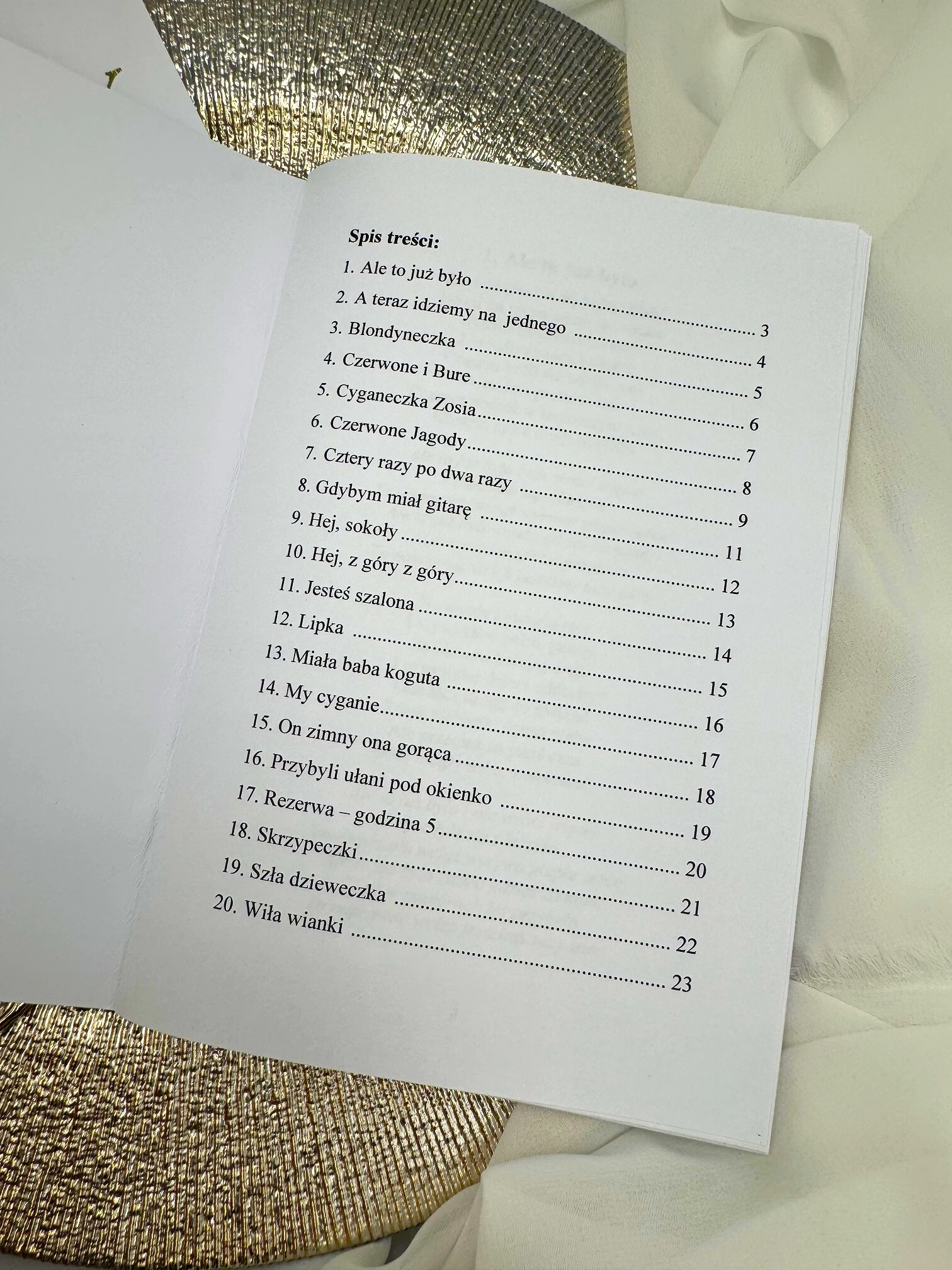 Elegancki śpiewnik weselny w złotej oprawie