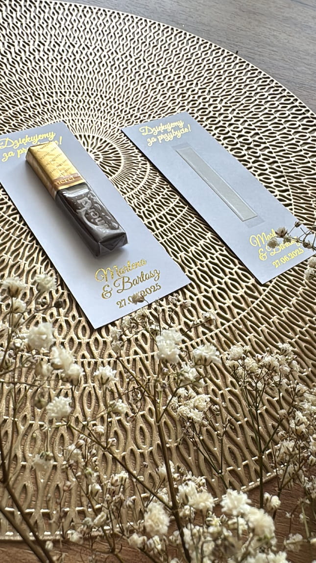 Handmade karteczka z tasiemką do czekoladki Merci jako podziękowanie dla gości