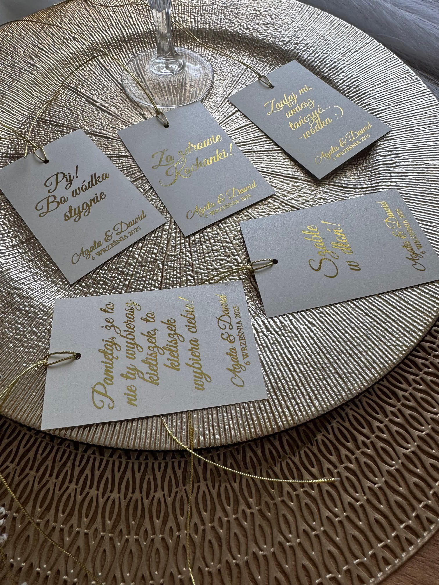 Personalizowana zawieszka na alkohol weselny na papierze perłowym ze złotym nadrukiem