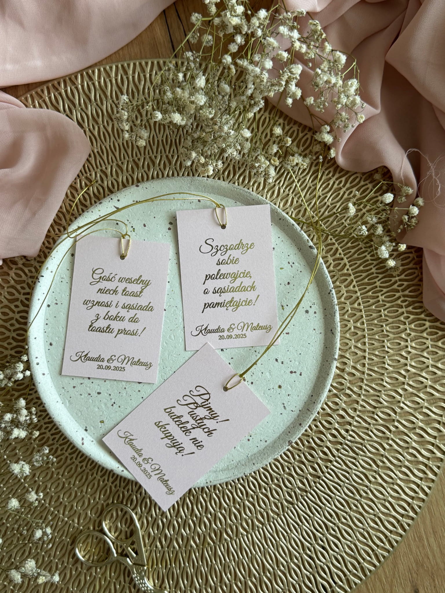 Personalizowana zawieszka na alkohol weselny w różu i złocie