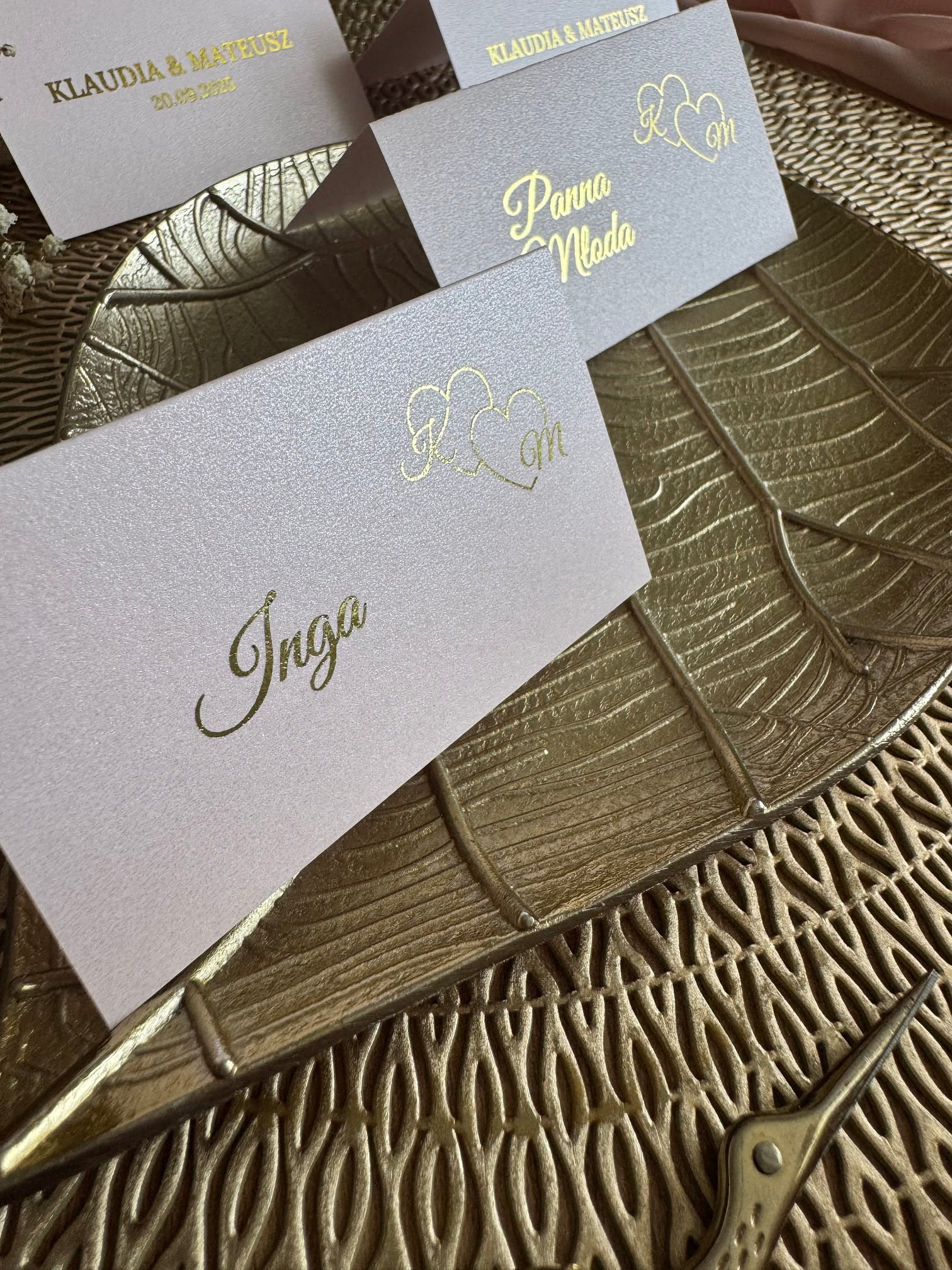 Personalizowane winietki ślubne różowe ze złotym napisem, dwustronne